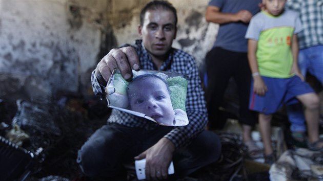 Na domy ve vesnici Duma na Západním břehu Jordánu zaútočili žháři. Na stěně jednoho bylo v hebrejštině slovo „pomsta“. Během útoku zemřel 18měsíční chlapeček. (31. července 2015)
