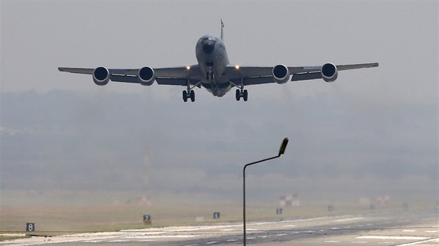 Tureck letadlo vzlt ze zkladny Incirlik (30. ervence 2015).