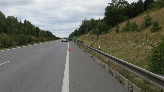 idika na R6 kvli porue zastavila v pravm pruhu. Sotva spolu se svm malm vnukem vystoupila, nabourala do auta dodvka (29.7.2015)