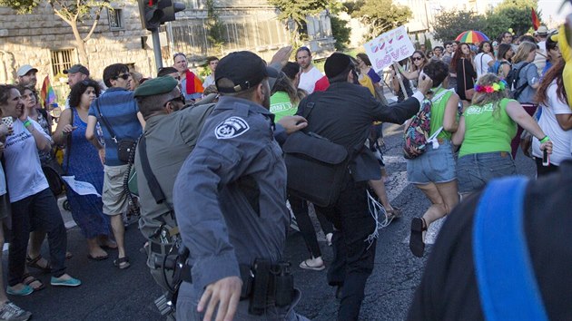 Šest zraněných, z toho dva vážně, si dnes vyžádal útok na každoroční pochod homosexuálů Gay Pride v Jeruzalémě (30. července 2015)