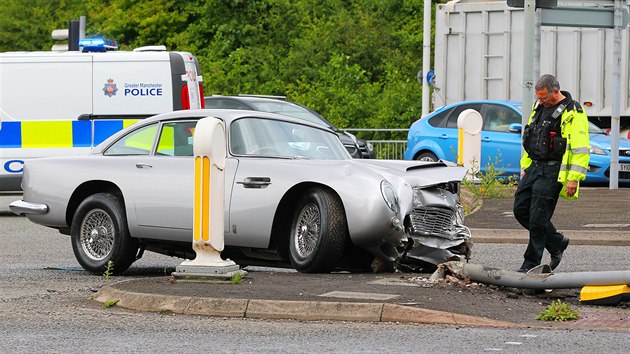 Nehoda bondovskho automobilu Aston Martin DB5 nedaleko letit v britskm Manchesteru. (28. ervence 2015)
