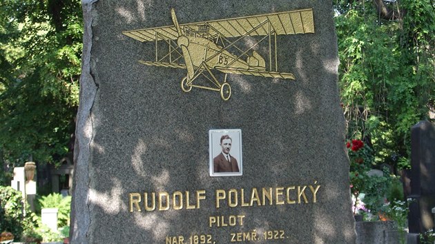 Teba hrob pilota a prkopnka letectv Rudolfa Polaneckho na Olanskch hbitovech v roce 2014 adoptoval a opravil Michal Hol.