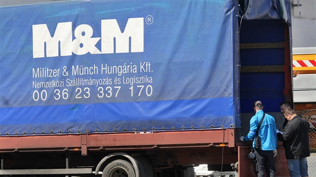 Policie na dálnici D5 na Tachovsku zastavila maďarský nákladní automobil, který vezl téměř 80 migrantů z Pákistánu, Afghánistánu a Sýrie. Lidé pak byli autobusy přepraveni na cizineckou policii do Plzně. (31. července 2015)