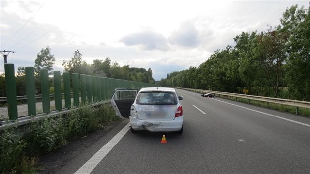 idi auta si na rychlostn silnici R35 neviml v levm pruhu jedouc motorky a zaal pedjdt. Motork po srce na mst zemel.