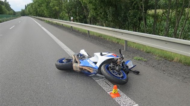 idi auta si na rychlostn silnici R35 neviml v levm pruhu jedouc motorky a zaal pedjdt. Motork po srce na mst zemel.