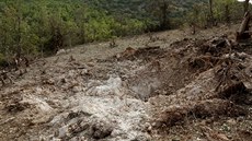 Kráter po tureckém náletu proti táboru Kurdské strany pracujících (PKK) v...