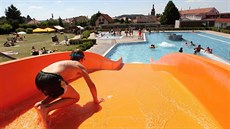 Hlavní bazén koupalit v Pibyslavi má nepravidelný tvar a jeho dominantou je...