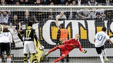 Javier Umbides z řeckého Atromitosu střílí gól z penalty proti AIK Stockholm v...