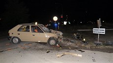 �idi� s vozem �koda Favorit nedal p�ednost motocyklu a vjel mu do cesty.