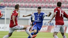 Olomoucký fotbalista Jan Štěrba útočí.