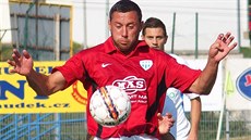 Miroslav Slepička z Táborska si zpracovává míč před jedním z ústeckých soupeřů.