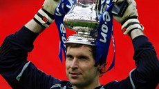Petr Čech s pohárem pro vítěze FA Cupu, píše se rok 2007 a pro Čecha to bylo...