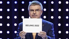 Prezident Mezinárodní olympijské komise Thomas Bach otevírá obálku s jasným...