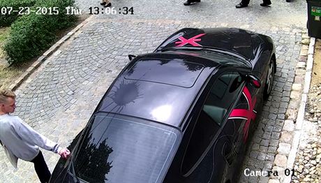 Vandal objel porsche kamenem