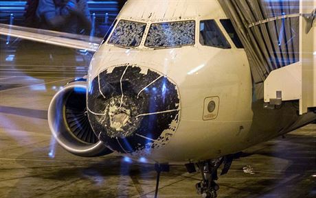 Letadlo spolenosti Delta Airlines muselo nouzov pistát kvli krupobití (8....