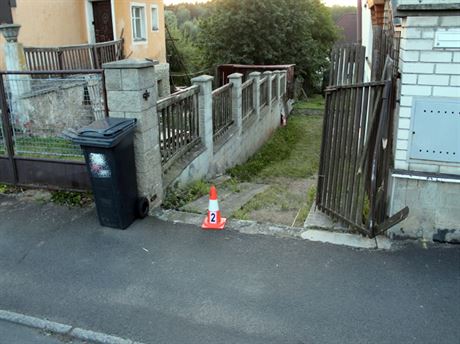 idika v Dalovicích nezajistila vozidlo, to se rozjelo a vjelo do zahrady domu...