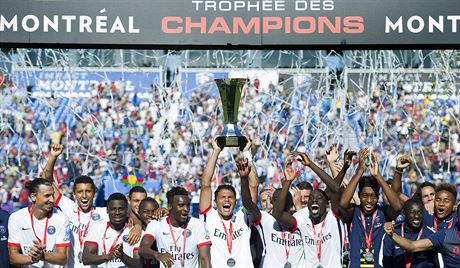 Fotbalisté Paris Saint-Germain slaví zisk francouzského Superpoháru.
