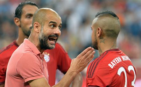 Pep Guardiola, trenér Bayernu Mnichov, domlouvá Arturu Vidalovi.
