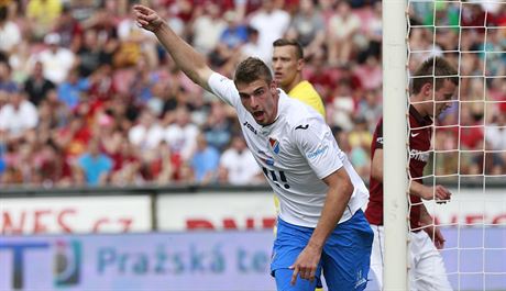 Martin Kouil z Baníku Ostrava slaví gól v utkání se Spartou.