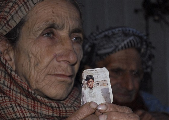 Matka popraveného afkata Husaina drí fotku svého syna