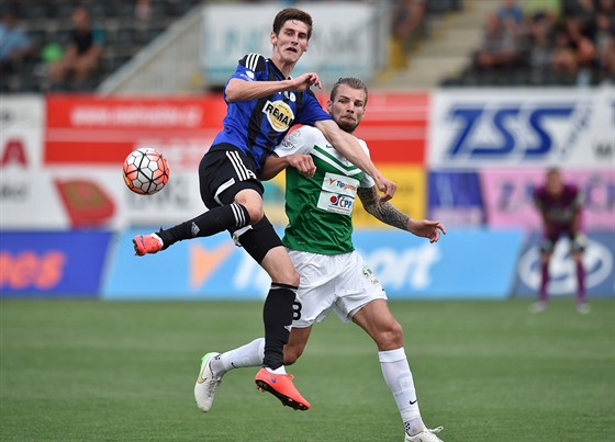 Jablonecký obránce Vít Bene bojuje o mí s Leonid Akulinin z Bohemians Praha...