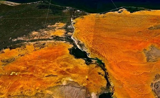 Suezský prplav ze satelitu.