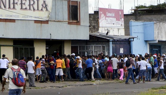 Rabující dav ve Venezuele (31. ervence 2015).