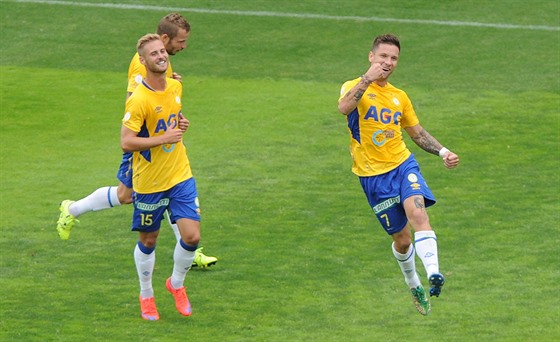 Martin Fillo (vpravo) slaví gól v utkání proti Slovácku.