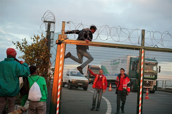 V oblasti kolem Calais pobývá kolem 4 000 migrant a o pechod do Británie se...