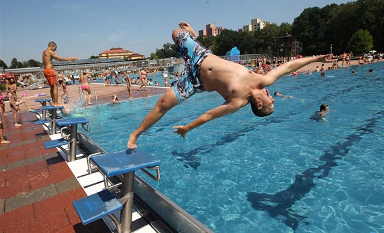 Není nad to se pi horkém pátku zchladit skokem do vody (7. srpna 2015).