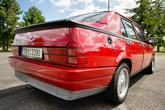 Alfa Romeo 75