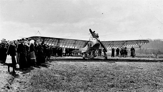Snímek ze 16. dubna 1914 vznikl po nouzovém přistání jednoplošníku Etrich Taube...