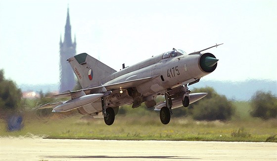 Proudové letadlo MiG-21 na vojenském letiti v áslavi