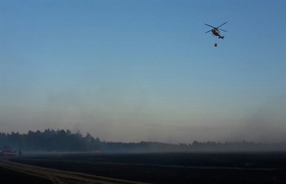 U Olešné na Rakovnicku vypukl rozsáhlý požár lesa (3. srpna 2015).