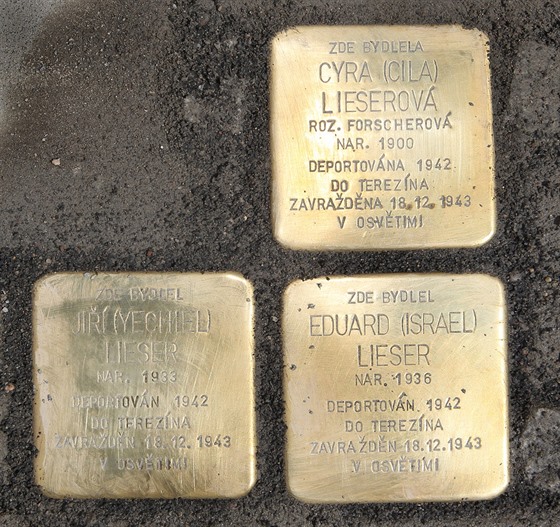 Ti stolpersteiny pipomínající smrt idovské eny a jejich dvou syn v...