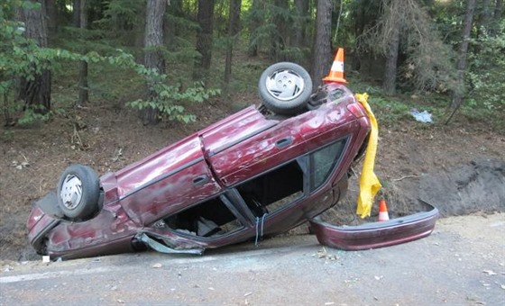 Auto skonilo po nárazu do svahu otoené na stechu.