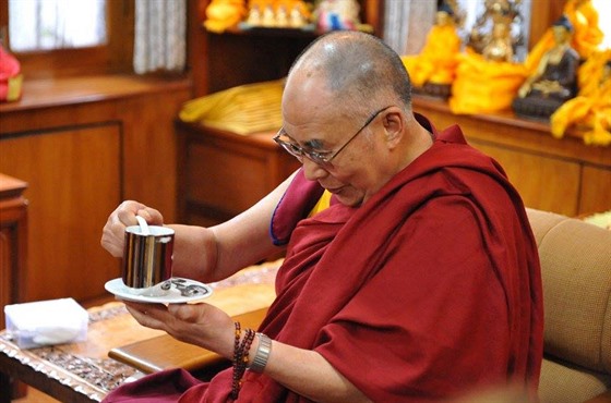 K osmdesátým narozeninám dostal dalajláma i hrneek. Z podálku se v hrneku...