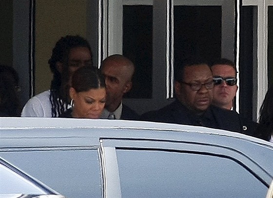 Bobby Brown s manelkou Alicií na pohbu Bobbi Kristiny, 1. srpna 2015