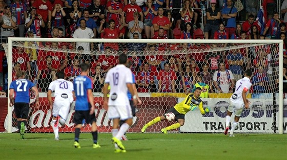 PENALTA. Eran Zahavi si pokal na pohyb plzeského gólmana Matúe Kozáika a...