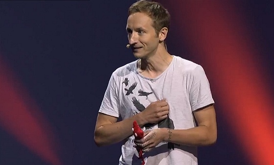 Vývojá Martin Sahlin na tiskové konferenci EA v rámci akce Gamescom 2015