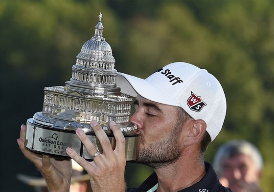 Troy Merritt s trofejí pro vítze turnaje Quicken Loans National.