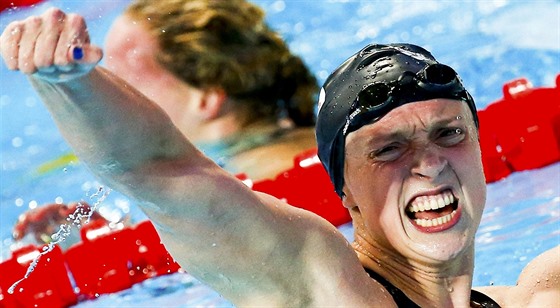 Americká plavkyn s eskými koeny Katie Ledecká se raduje z páté zlaté medaile...
