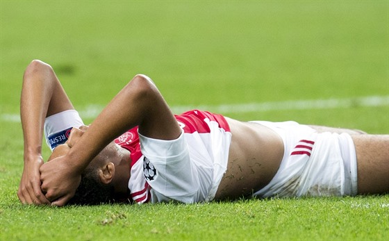 Jairo Riedewald z Ajax Amsterdam zklamaný po tref Rapidu Víde.