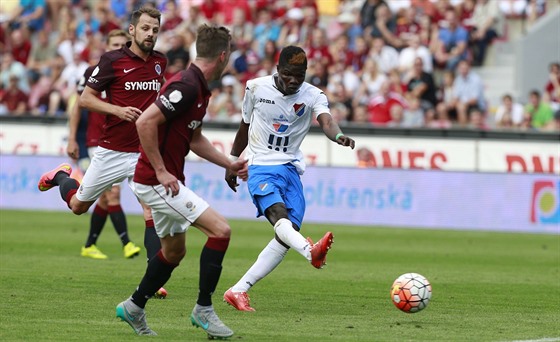 Francis Narh z Baníku Ostrava pálí v duelu se Spartou.