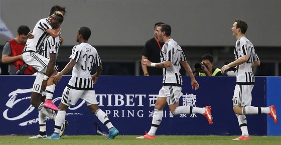 Fotbalisté Juventusu Turín slaví gól Paula Dybaly (vlevo) do sít Lazia ím v...