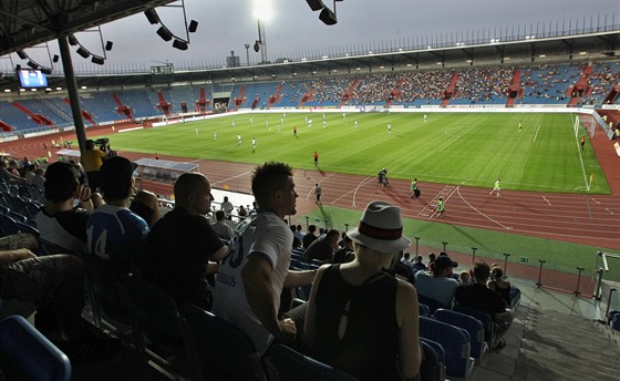 NOVÝ DOMOV BANÍKU. Pohled na stadion ve Vítkovicích, jen hostí i slavný...