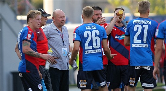 Trenér Miroslav Koubek mezi plzeskými fotbalisty.