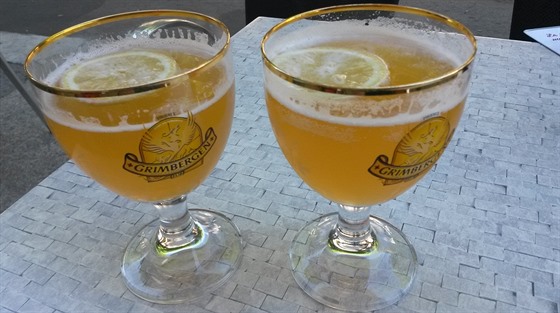 Francouzská verze točeného pšeničného piva v čtvrtlitrových sklenicích s...