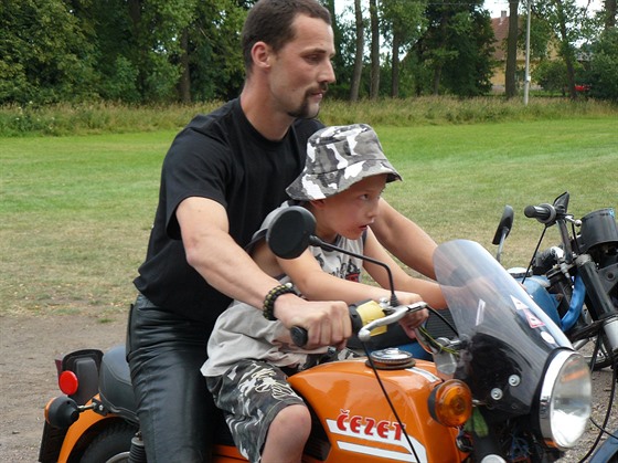 Podle rodičů se sedmiletý Vojta motorek zatím spíš bál, ale na srazu motorkářů...