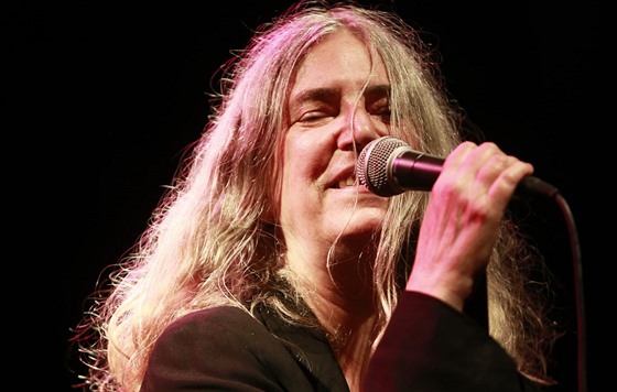 Patti Smith p�ehrála 5. 8. 2015 v pra�ském divadle Archa sv�j kultovní debut...